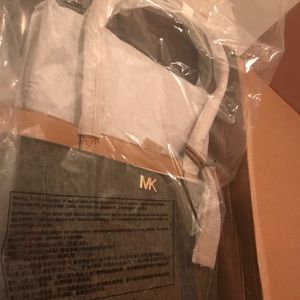 NWT Michael Kors Maddie Large Logo Tote